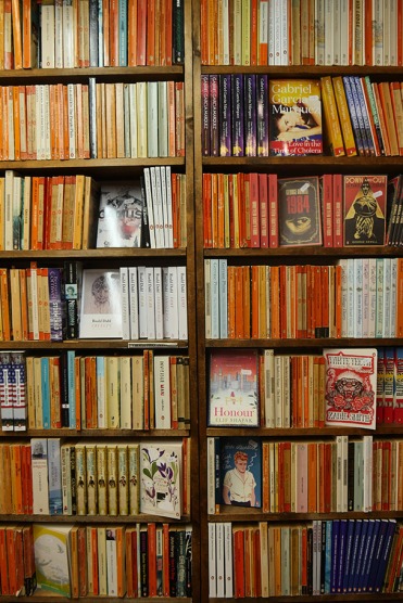 Les couvertures oranges des penguin books, l'équivalent de nos livres de poches français, créés dès 1936